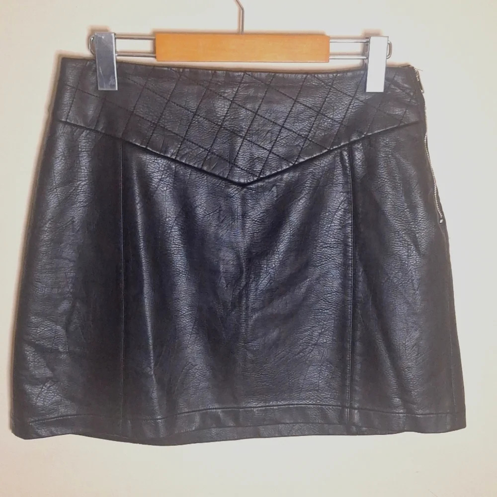 Zara Quilted yoke waist faux leather  mini skirt side zip SZ S